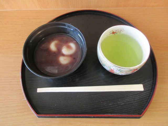 おみくじとぜんざいのふるまい